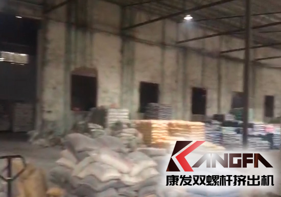 康發(fā)多年老客戶雙螺桿擠出機車間一角，有序生產(chǎn)，業(yè)務(wù)紅火！