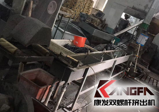 生產(chǎn)使用時(shí)間超十五年老設(shè)備sjsh系列雙螺桿擠出機(jī)完成了它的使命，正式走下舞臺(tái)