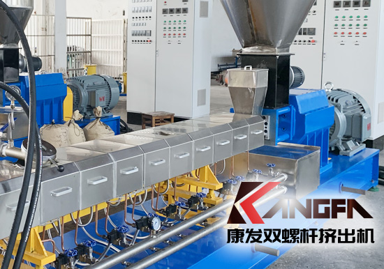 雙螺桿擠出機及擠出段螺棱表面金屬材料和機筒內(nèi)壁表面金屬之間的“接觸磨損”，我們也可以稱之為“匹配磨損”。相同金屬材質(zhì)之間的“接觸磨損”，在機筒和螺桿均采用滲氮鋼的材料制造，而且經(jīng)過相同的氮化處理工藝手段，其量化的“匹配磨損速率”顯然不容樂觀。