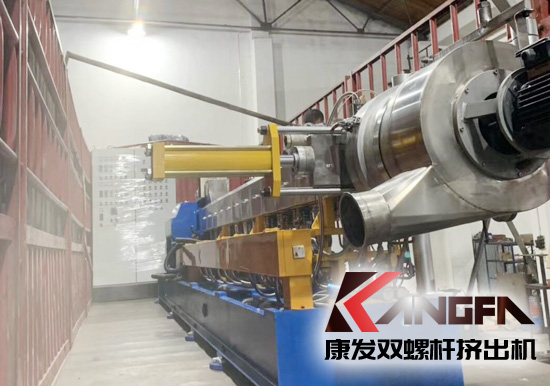 何為雙螺桿擠出機(jī)反應(yīng)擠出？反應(yīng)擠出是連續(xù)地將單體進(jìn)行聚合以及對現(xiàn)有聚合物進(jìn)行改性的工藝方法。是將傳統(tǒng)上分開操作的聚合物合成、改性及加工成型等聯(lián)合為一個整體工藝過程。