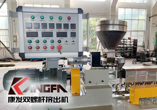 學(xué)校及實(shí)驗(yàn)室用康發(fā)20型雙螺桿擠出機(jī)。該機(jī)型適用于學(xué)校及企事業(yè)單位高分子聚合物合成，混煉，配方研發(fā)，擠出造粒，配合其他試驗(yàn)儀器一起使用！康發(fā)20型雙螺桿擠出機(jī)好用、實(shí)用、價(jià)又實(shí)！暢銷高校及企業(yè)試驗(yàn)室！