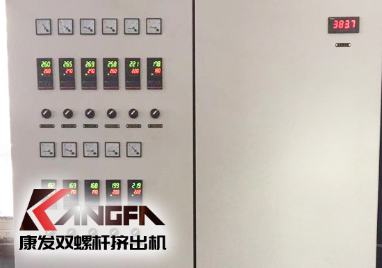 標準化全新雙螺桿擠出造粒機組滿負荷運轉(zhuǎn)，擠出的可靠運行、滿足多樣工藝要求