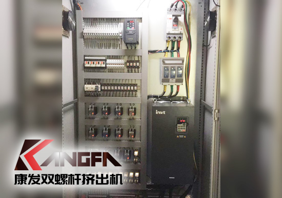 標準化全新雙螺桿擠出造粒機組非?？煽坑行У脑O計理念，保證了擠出的可靠運行。高扭矩專用驅(qū)動系統(tǒng)，齒、軸為高強度合金鋼，滲碳、磨齒處理。