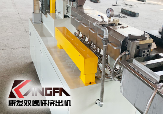 塑料廠實驗室研究專用康發(fā)20型雙螺桿擠出造粒機組設(shè)備，機筒內(nèi)徑 20mm/長徑比 28-48/主電機功率 5.5kw/螺桿轉(zhuǎn)速 100rpm/參考產(chǎn)量 5-20kg/h。