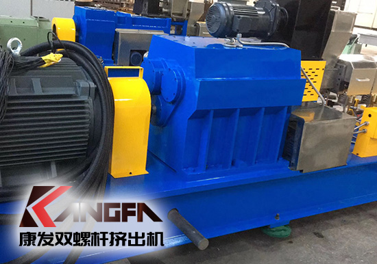 康發(fā)雙螺桿擠出機與客戶成功合作的好消息頻頻不斷！全廠員工按時保質(zhì)保量地完成了生產(chǎn)！