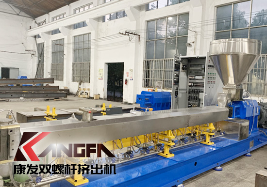 雙螺桿擠出機(jī)對于護(hù)套擠出來講，護(hù)套擠出主要作用在于烘干纜芯，防止由于潮氣（或繞包墊層的濕氣）的作用，造成護(hù)套中出現(xiàn)氣孔的可能。