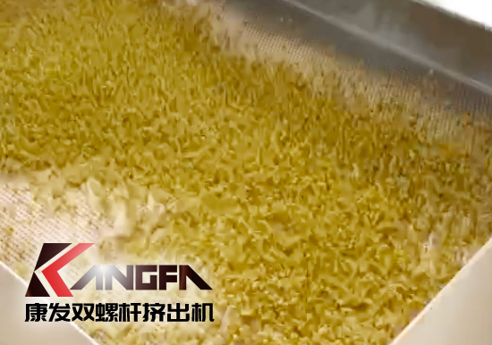 提升形象、完善產(chǎn)品及服務質(zhì)量。康發(fā)雙螺桿擠出機新疆烏魯木齊某客戶服務回訪！
