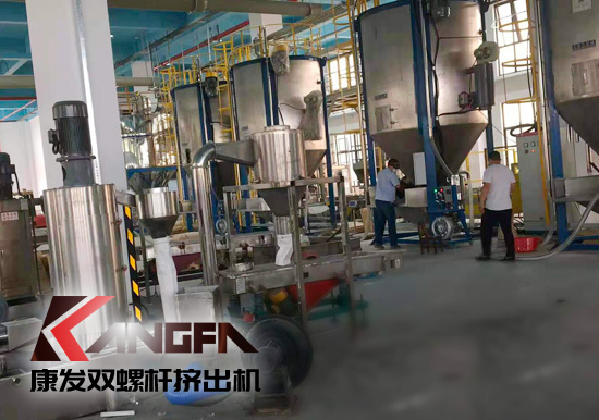全過程自動化雙螺桿擠出機生產(chǎn)線！機械手可以大幅減少工人、提升效率、拉低成本、提高產(chǎn)品品質(zhì)、提升工廠形象、安全性優(yōu)。