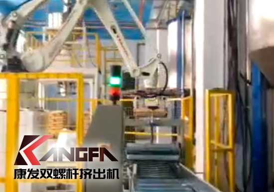 機(jī)械手臂應(yīng)用于雙螺桿擠出造粒機(jī)組現(xiàn)代化生產(chǎn)線！靈活部署,降低生產(chǎn)成本,全面提升雙螺桿造粒生產(chǎn)效率！