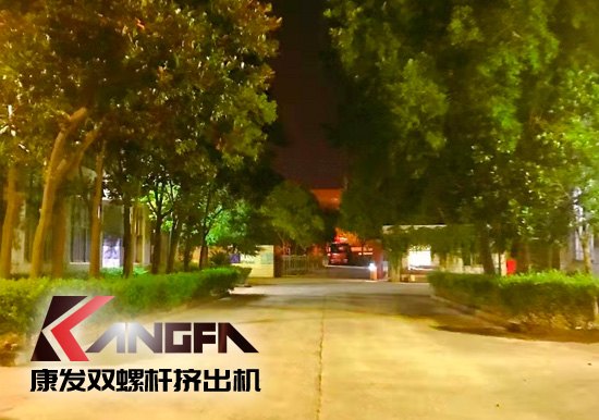 總裝車間：眾志成城齊奮戰(zhàn) 全力以赴保發(fā)貨 確保雙螺桿擠出機設(shè)備按期交付至顧客手中。