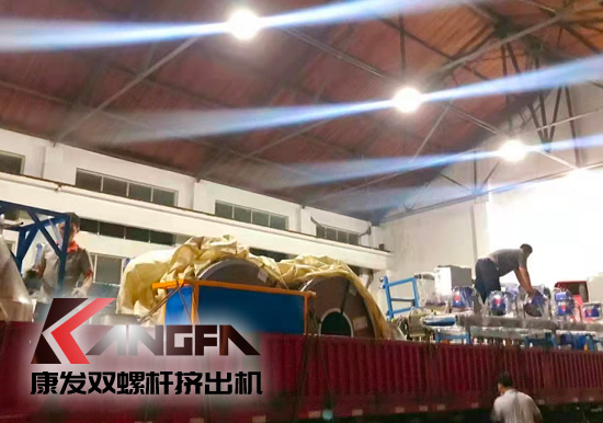 總裝車間：眾志成城齊奮戰(zhàn) 全力以赴保發(fā)貨 確保雙螺桿擠出機設(shè)備按期交付至顧客手中。