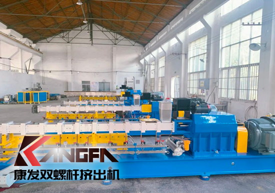 抗高溫戰(zhàn)酷暑，掀起生產熱潮——康發(fā)雙螺桿造粒機生產車間高溫“烤”驗不服“暑”