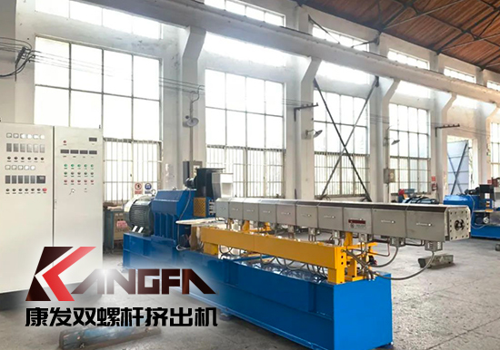 抗高溫戰(zhàn)酷暑，掀起生產熱潮——康發(fā)雙螺桿造粒機生產車間高溫“烤”驗不服“暑”