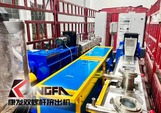 臨近年底，雙螺桿造粒機(jī)發(fā)貨忙,全力以赴為市場！