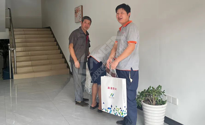 南京江北新區(qū)總工會(huì)深入康發(fā)雙螺桿造粒機(jī)一線開展“來高溫慰問”慰問活動(dòng)！