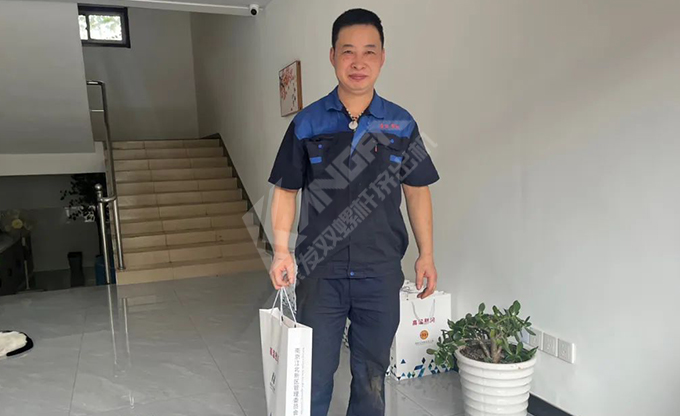 南京江北新區(qū)總工會(huì)深入康發(fā)雙螺桿造粒機(jī)一線開展“來高溫慰問”慰問活動(dòng)！
