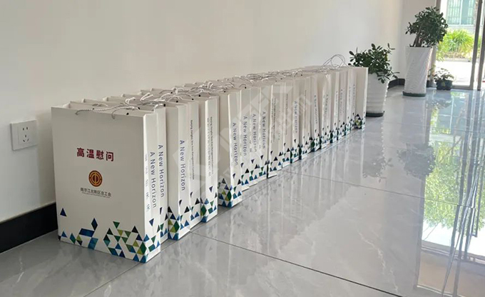 南京江北新區(qū)總工會(huì)深入康發(fā)雙螺桿造粒機(jī)一線開展“來高溫慰問”慰問活動(dòng)！