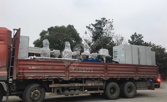 新年伊始，康發(fā)雙螺桿造粒機成功裝車發(fā)貨，助力客戶生產(chǎn)效率再上新臺階