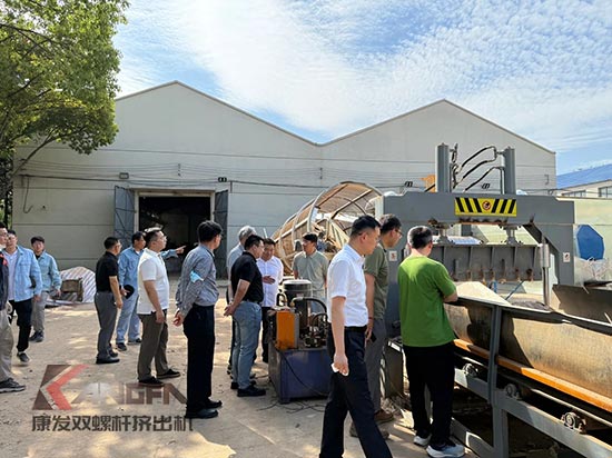 中石化石科院院長李明豐率隊蒞臨康發(fā)雙螺桿造粒機調(diào)研廢塑料循環(huán)利用項目
