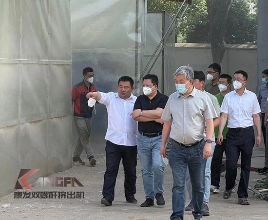 中石化石科院院長李明豐率隊蒞臨康發(fā)雙螺桿造粒機調(diào)研廢塑料循環(huán)利用項目