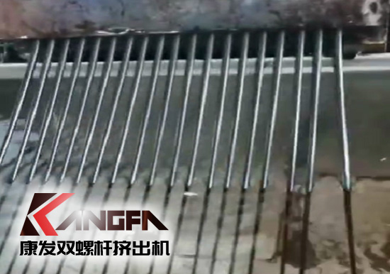 解市場(chǎng)所需，黑色駐極高韌性熔噴專(zhuān)用料生產(chǎn)中（視頻）——康發(fā)雙螺桿擠出機(jī)