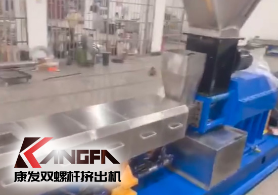 “中國制造”尋求挖掘更大的非洲需求！JSH-65型雙螺桿擠出機(jī)設(shè)備出口設(shè)備帶料試機(jī)，坐標(biāo)非洲！