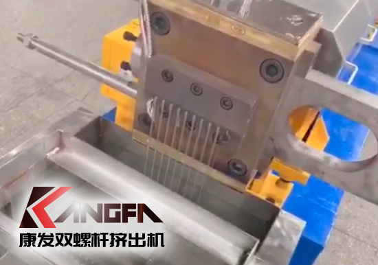 “中國制造”尋求挖掘更大的非洲需求！JSH-65型雙螺桿擠出機(jī)設(shè)備出口設(shè)備帶料試機(jī)，坐標(biāo)非洲！