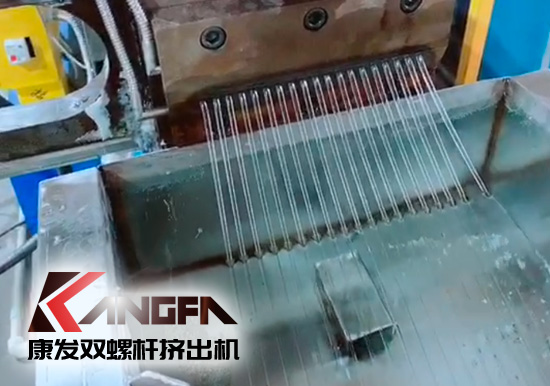 康發(fā)雙螺桿擠出機(jī)熔噴料生產(chǎn)線交付，每天可以為市場(chǎng)提供800萬(wàn)只口罩的原料。生產(chǎn)線出料均勻，不斷條！料子表面光滑，顆粒大小均勻！口罩布（熔噴布）熔脂可達(dá)1400-1600！