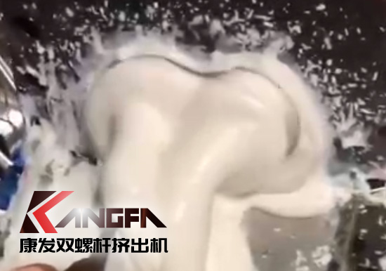 康發(fā)雙螺桿擠出設(shè)備以其過硬的產(chǎn)品技術(shù)、卓越的產(chǎn)品質(zhì)量贏得了越來越多的忠實用戶，并在競爭日趨激烈的市場獲得優(yōu)勢！