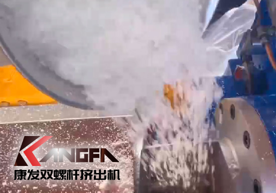 雙螺桿造粒機制造！追求品質(zhì)，精益求精！康發(fā)雙螺桿帶料試機