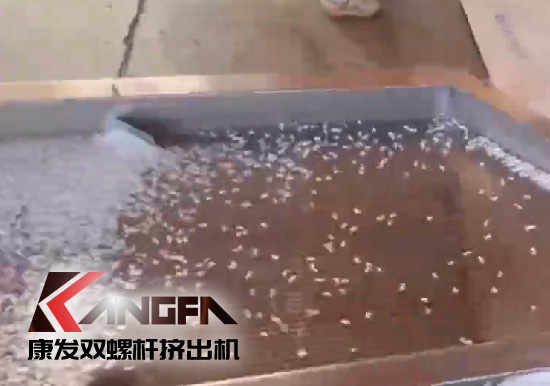 雙螺桿造粒機制造！追求品質(zhì)，精益求精！康發(fā)雙螺桿帶料試機
